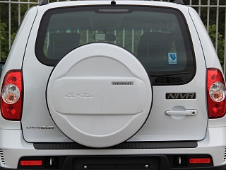 Бокс запасного колеса  Chevrolet Niva с серебр. эмблемой